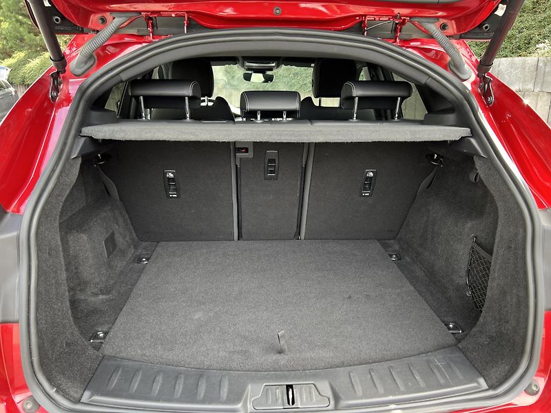 Jaguar E-Pace 2.0 D165 AWD R-DYNAMIC ZÁRUKA - fotka 12 z 18