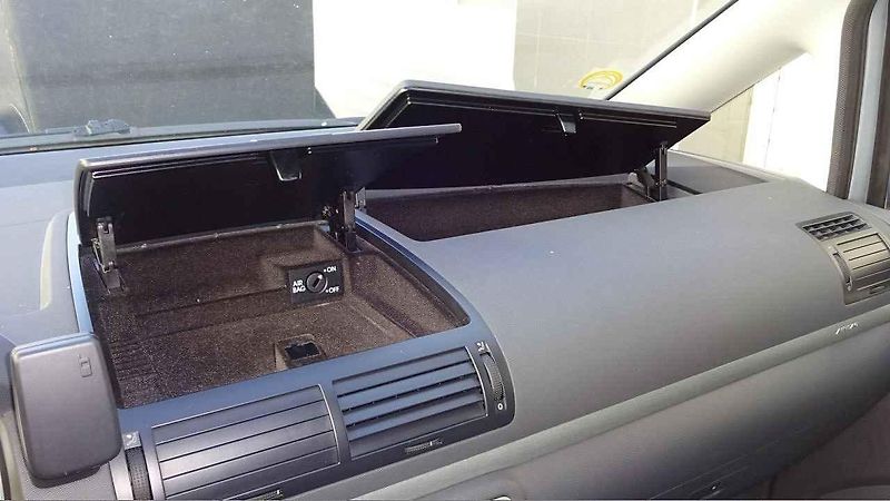 Boční lišty i lišty nárazníků zdobí chromový pásek, toto auto v základní výbavě není.