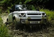 Land Rover Defender - má nejvíce bodů v hodnocení středních SUV