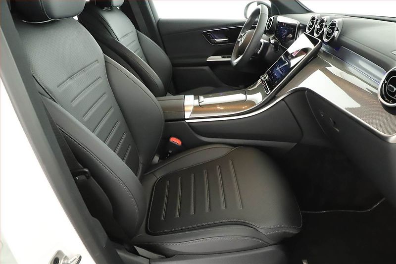Mercedes-Benz GLC (2025) 200 d 4MATIC, AMG Line - fotka 7 z 21