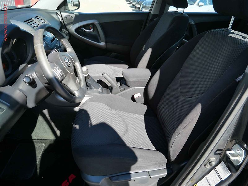 Toyota RAV4 (2007) 2.2 D4-D 4x4, AC, TZ - fotka 9 z 16