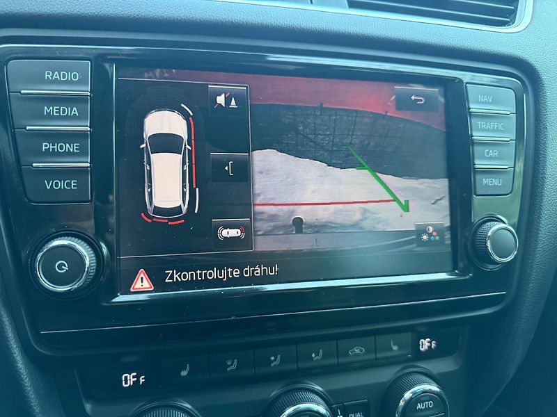 Škoda Octavia (2015) 1.6 TDI Greenline - Max výbava - fotka 10 z 16