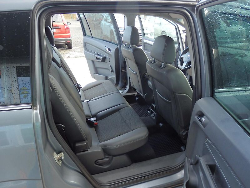 Opel Zafira 1.9 CDTI 16V 110 kW AUTOMAT - fotka 9 z 16