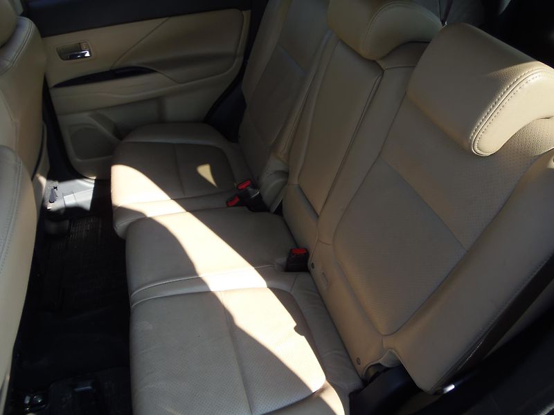 Mitsubishi Outlander (2013) 2.2 Di-D 4x4 AUTOMAT tažné - fotka 11 z 23