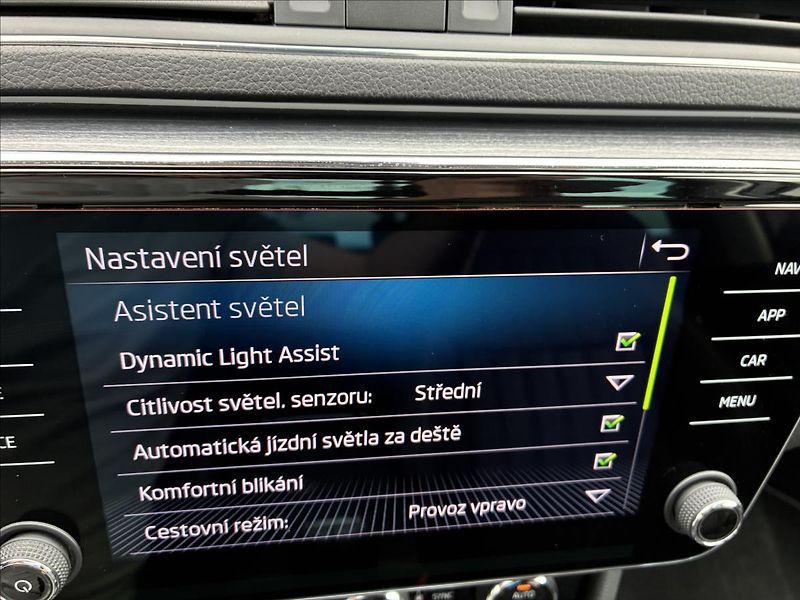 Škoda Superb 2,0 STYLE,PANORAMA,TAŽNÉ,LED - fotka 34 z 36