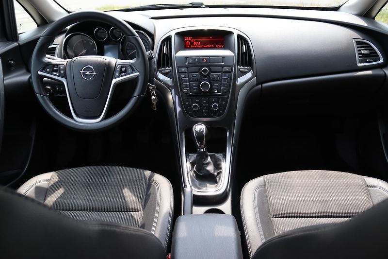 Opel Astra Opel Astra J Sports Tourer 1.7 - fotka 38 z 54