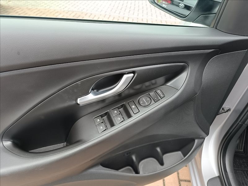 Hyundai i30 1,0 T-GDi DCT Smart - fotka 18 z 22