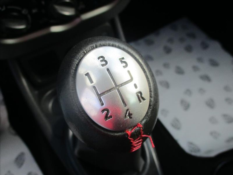 Dacia Duster 1,5 DCi, klima,serviska,tažné, - fotka 24 z 33
