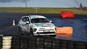 Cvičí se hlavně na kluzkém a namočeném povrchu.