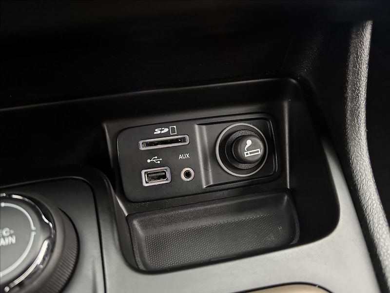 Jeep Cherokee 2,0 103kW 4X4 AC NAVI SENZORY - fotka 23 z 41