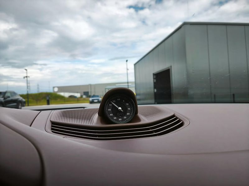 Porsche Taycan 4 Cross Turismo HuD BOSE Masáž - fotka 19 z 23