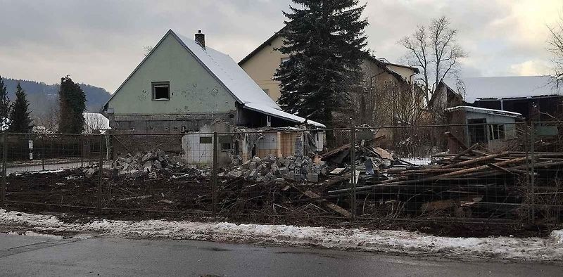 Kvůli stavbě dálnice D11 zbourali dělníci dům v Náchodské ulici v Trutnově Poříčí.