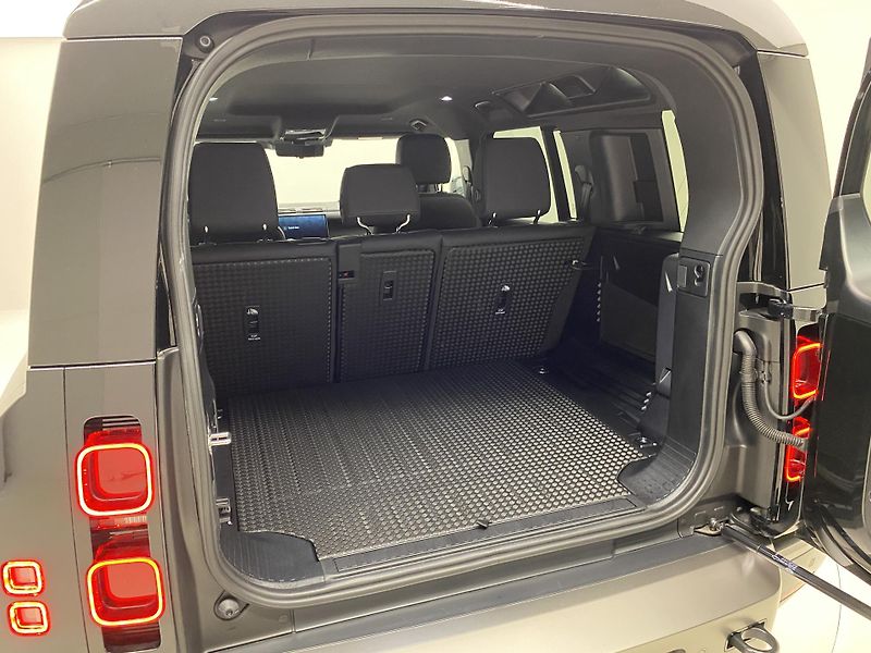 Land Rover Defender 110 D300 X-DYNAMIC SE AWD CZ - fotka 6 z 48