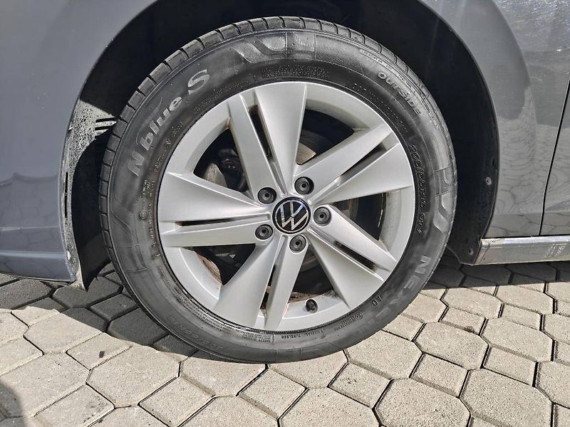 Volkswagen Golf Life 6G 1,5TSi - fotka 19 z 21