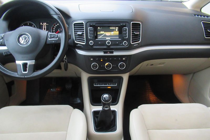 Volkswagen Sharan 2.0TDI 4x4 PANORAMA NAVI TAŽNÉ - fotka 11 z 28