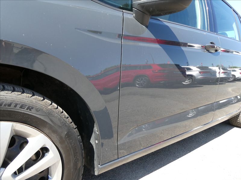 Volkswagen Touran 1,6 TDi DSG 7.míst,1maj.,závěs - fotka 13 z 35