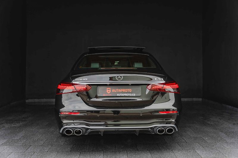 Mercedes-Benz Třídy E (2022) 53-AMG-4M-PANO-DIS-360-GTsport - fotka 5 z 17