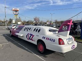 Netradiční limuzína s designem letadla poutá pozornost, 11. dubna 2025 v Ostravě-Porubě.