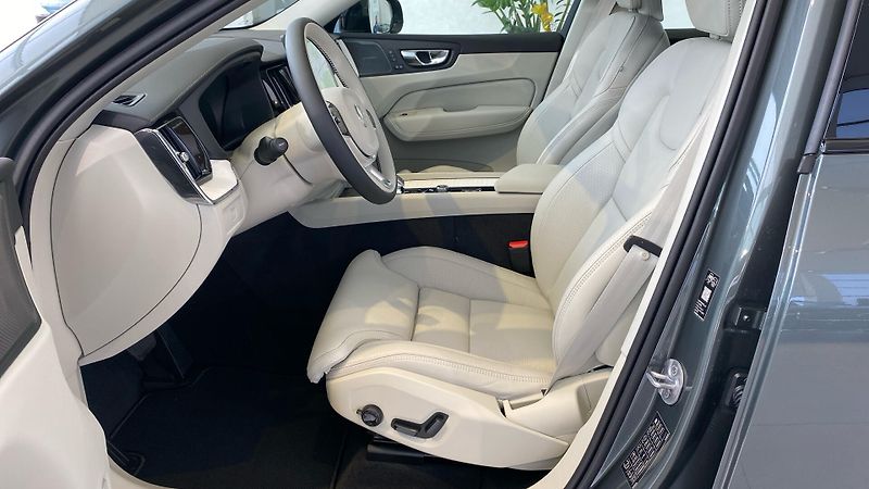 Volvo XC60 (2026) ULTRA DARK, B5 AWD, 184+10 kW - fotka 8 z 15