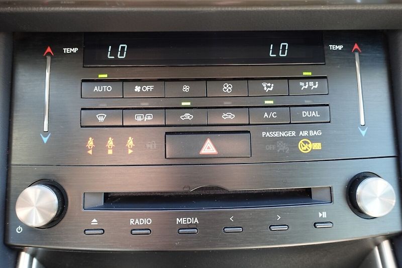 Lexus IS 300h Executive Navi - fotka 23 z 34