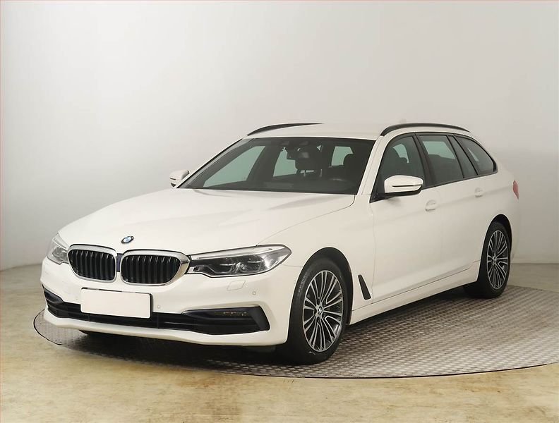 BMW Řada 5 (2019) Sport Line 530d xDrive - fotka 2 z 26