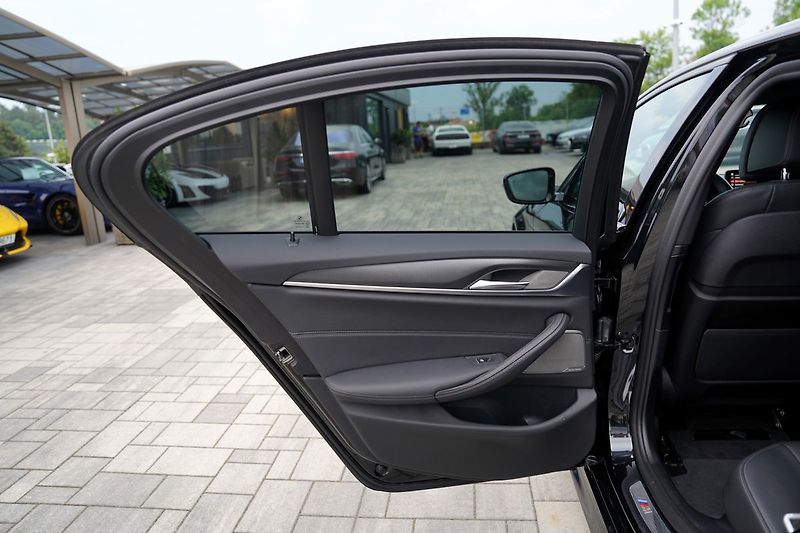 BMW Řada 5 M550i xDrive/Lasery,HUD/530PS - fotka 18 z 44