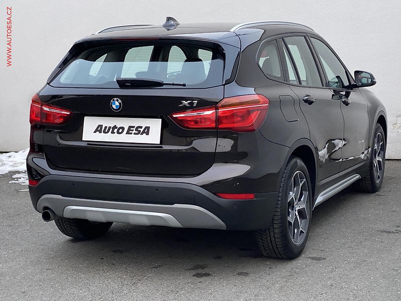 BMW X1 (2017) 1.5i sDrive 18i - fotka 4 z 18