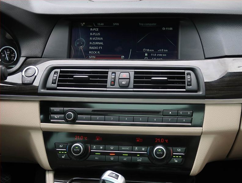 BMW Řada 5 (2013) 525d xDrive, 4X4, Automat - fotka 12 z 26