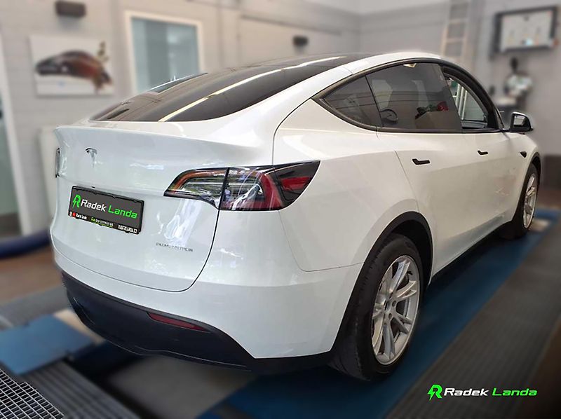Tesla Model Y (2023) AWD Berlín, Tažné, Dual Motor - fotka 4 z 9
