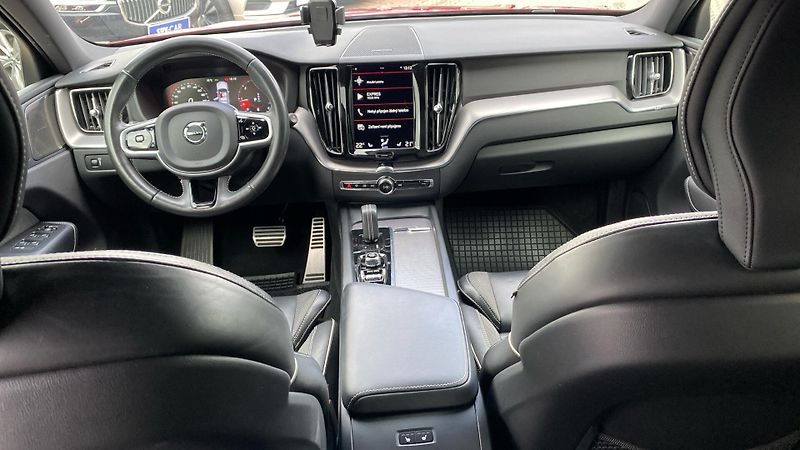 Volvo XC60 R-DESIGN, B4 AWD, 145+10 kW / - fotka 10 z 30