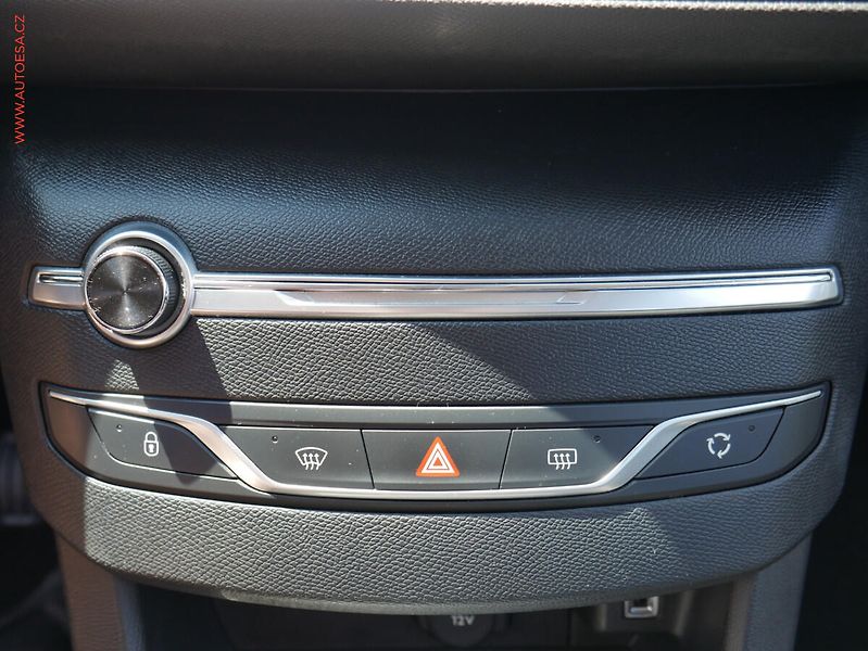 Peugeot 308 (2018) 1.2PT, 1.maj,ČR, Klima - fotka 16 z 23