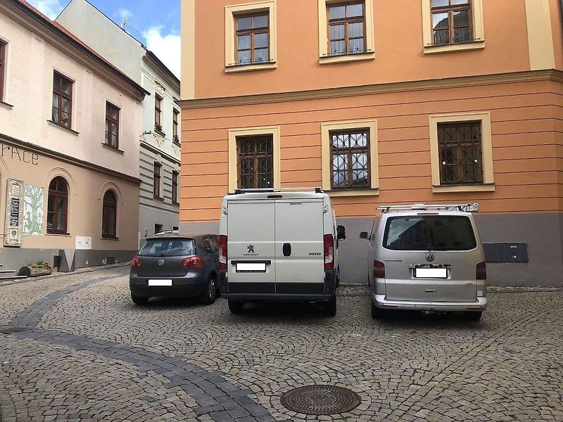 Tzv. AutoMatky, Adélu Doušovou, Barboru Tůmovou a Karolínu Koubovou, dlouhodobě trápí nedostatek bezpečnosti pro pěší v lokalitě Starého města, která je obytnou zónou. Řidiči například opakovaně překračují povolenou rychlost, jsou neohleduplní a parkují m