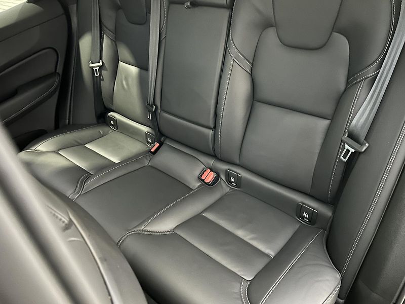 Volvo XC60 2.0  B4 4x4 ULTIMATE - fotka 25 z 48