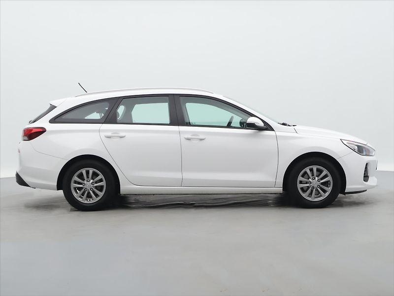Hyundai i30 1,6 CRDi 81kW Trikolor tažné - fotka 8 z 31