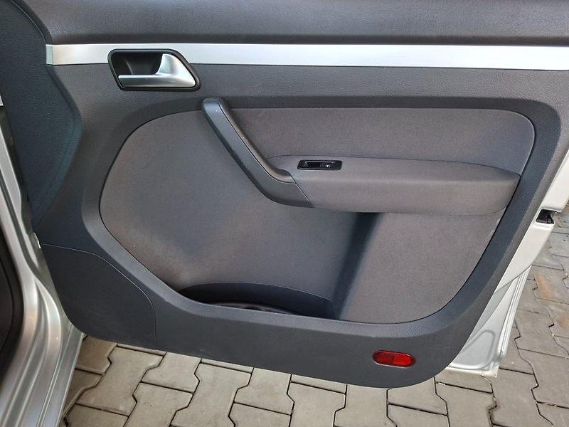 Volkswagen Touran (2011) 1.4TSI 103kW 6MAN - fotka 24 z 38