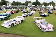 Uznávaný závodní jezdec Derek Bell mezi sportovními vozy Porsche v roce 2012.