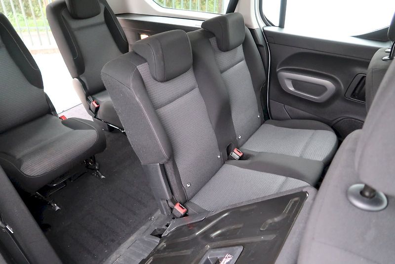 Toyota ProAce City Verso (2022) Business Shuttle 1,2 T Long /8 - fotka 16 z 32