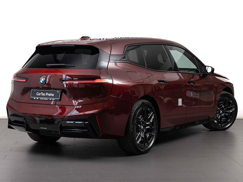 BMW iX xDrive45 - fotka 3 z 6