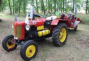 Traktor Zetor 25 s přívěsem, na němž měl malé motocykly Jawa.