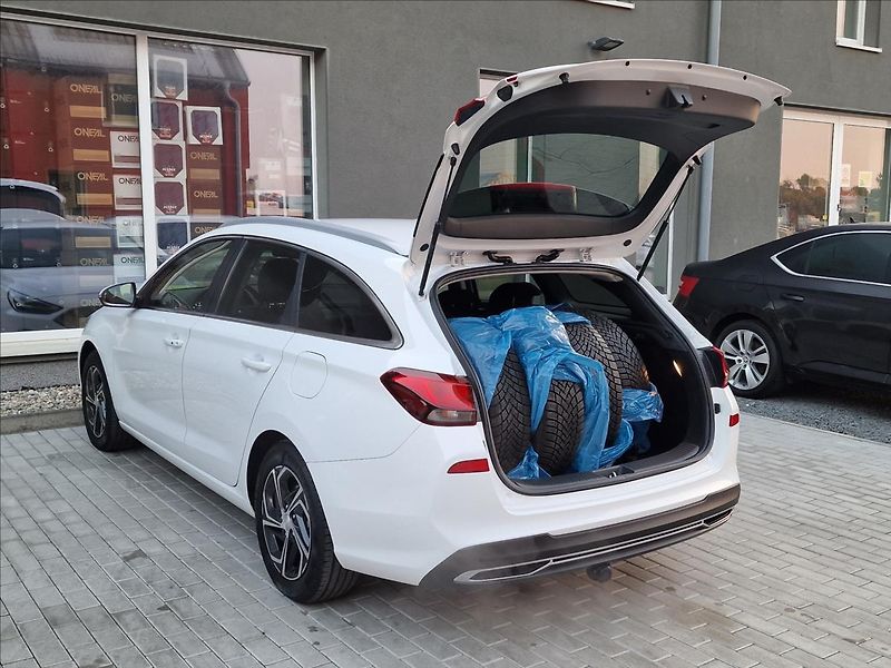 Hyundai i30 1.0 T-Gdi Family Smart Kombi - fotka 35 z 50