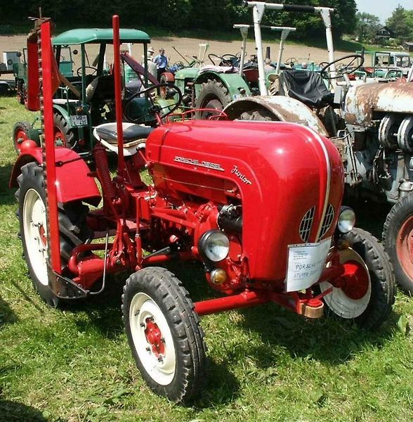 Porsche vyráběl také traktory. Na snímku je Porsche Junior Diesel na zemědělském festivalu Mathaisemarkt v roce 2015.