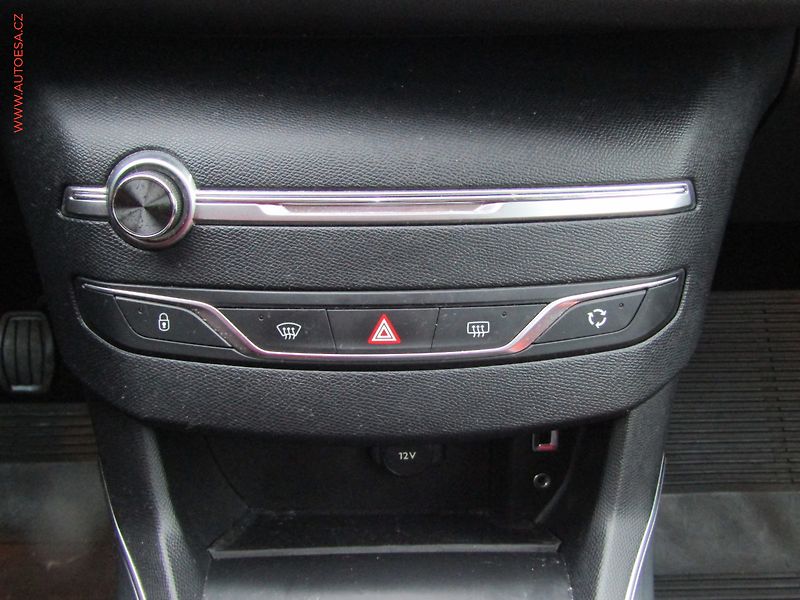 Peugeot 308 (2014) 1.2 PT, ČR, Allure, LED - fotka 15 z 17