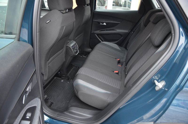 Peugeot 3008 (2023) 1.5 HDi 96kW AT8 Allure / LED - fotka 15 z 38