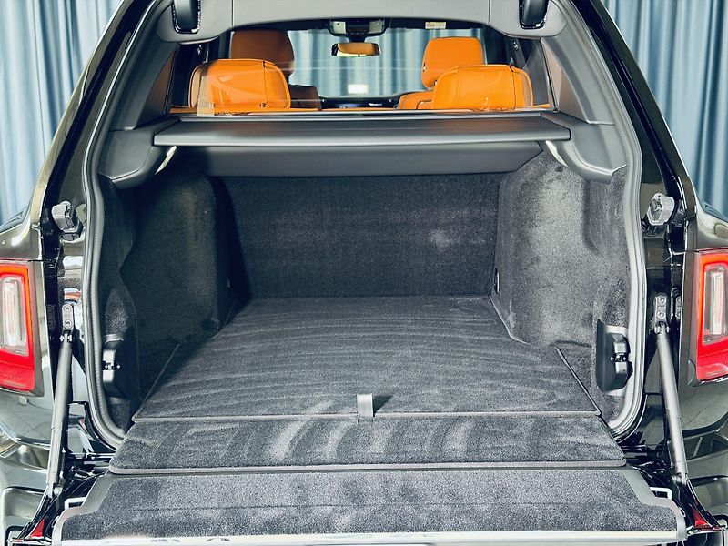 Rolls-Royce Cullinan (2026) Black B SHOOTING STARS BESPOKE - fotka 44 z 45