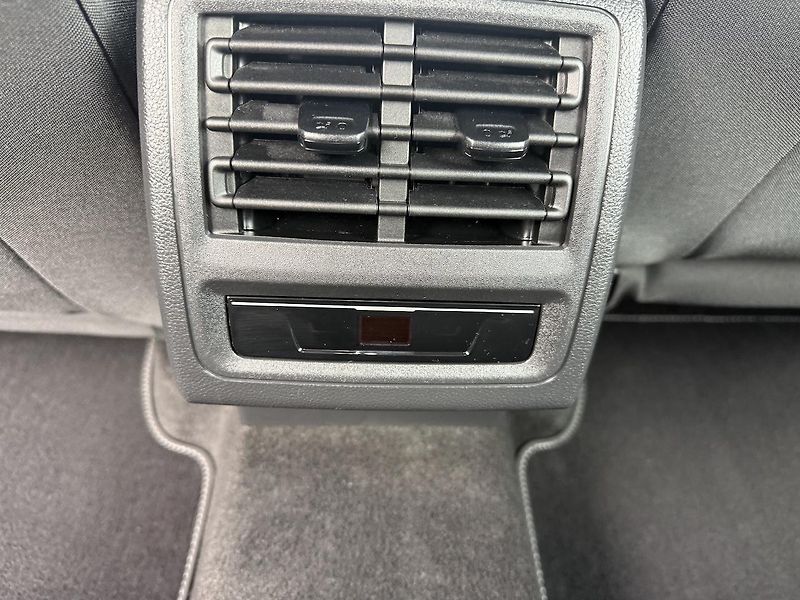 Volkswagen Golf (2023) 1.5 eTSI 110 kW mHEV Style DSG - fotka 11 z 21