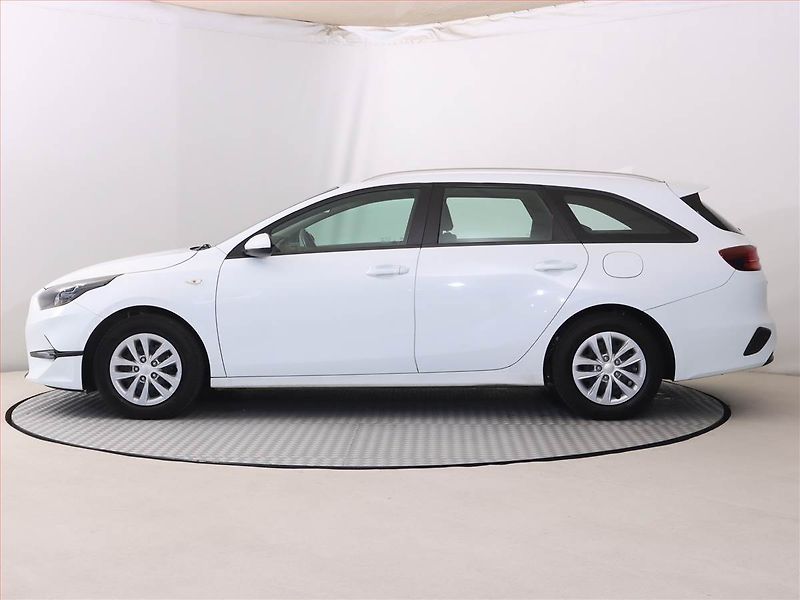 Kia Ceed (2023) 1.5 T-GDI, Serv.kniha - fotka 3 z 18