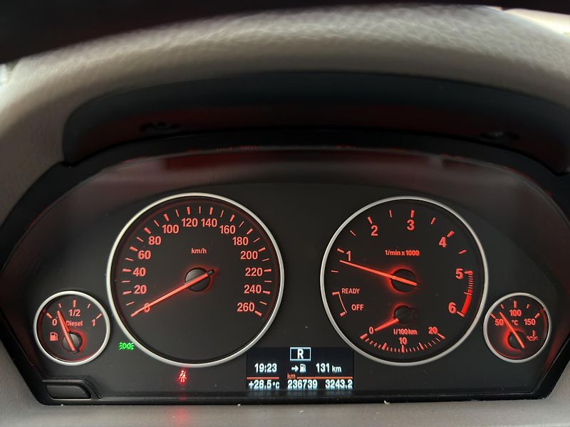BMW Řada 3 (2013) 135KW 320D X-DRIVE - fotka 27 z 27