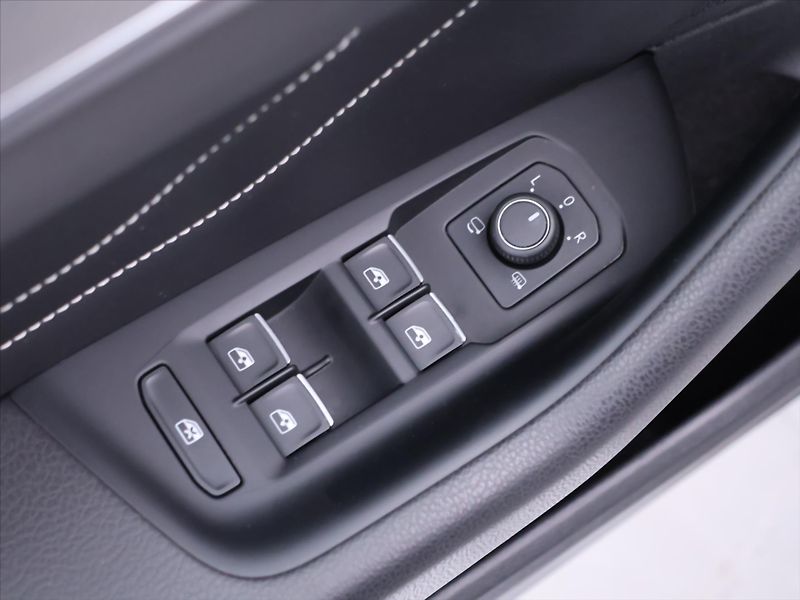 Volkswagen Passat 2.0 TDI DSG R-LINE Matrix - fotka 14 z 32