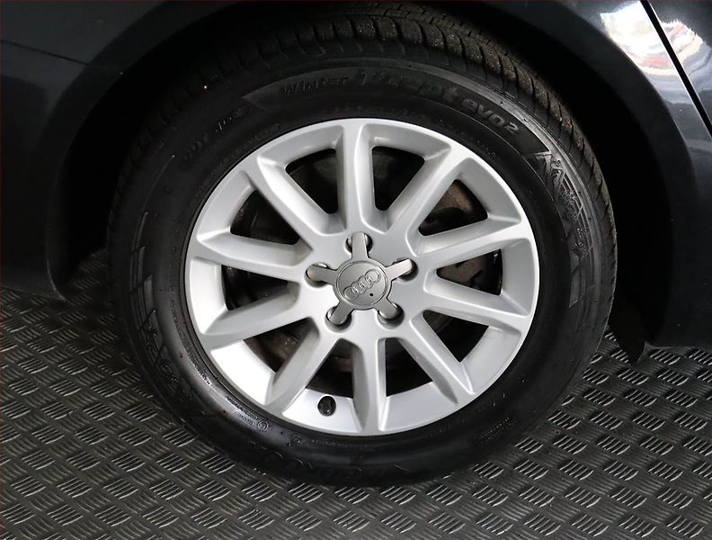 Audi A4 (2009) Ambiente 2.0 TDI, Serv.kniha - fotka 14 z 19