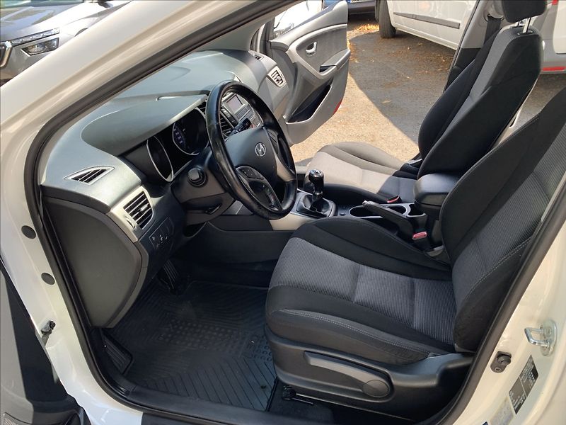 Hyundai i30 1,4 i, ČR - fotka 13 z 17